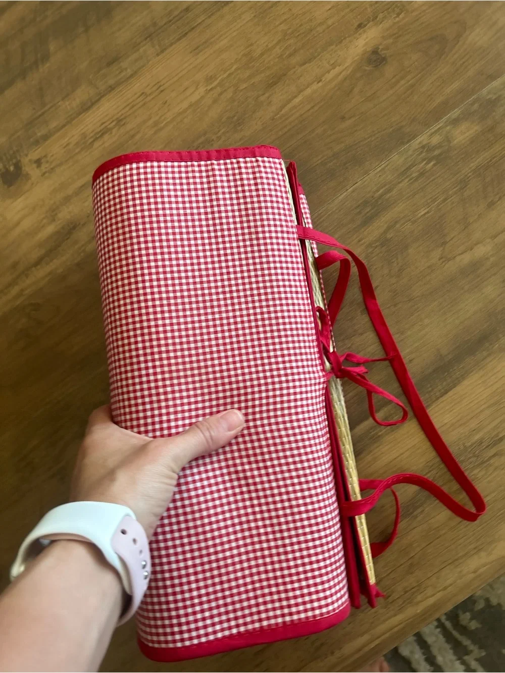 Cutest vintage Red Gingham Roll-Up Bamboo beach Mat - in EUC straw